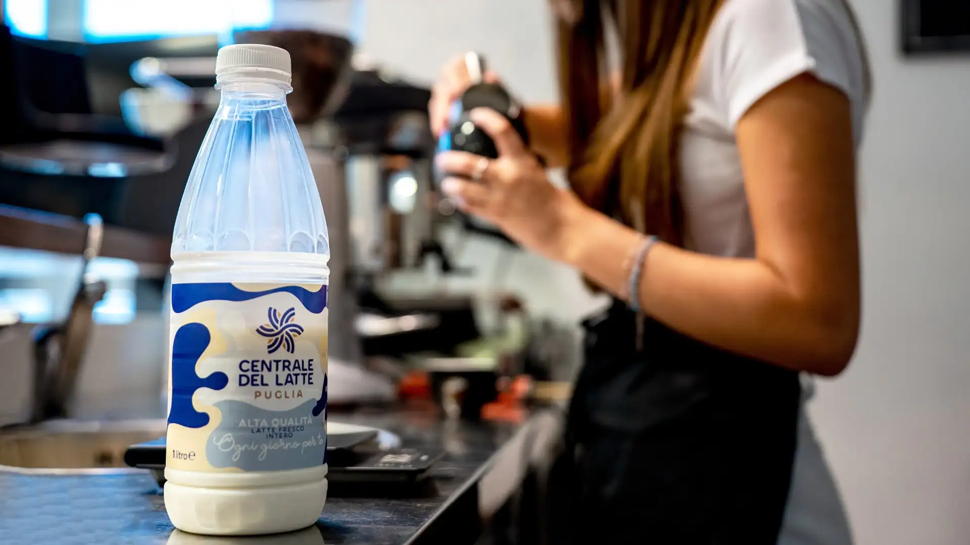 Bottiglia di latte Centrale del Latte Puglia pronta per essere usata nella Latte Art | Ad Horeca