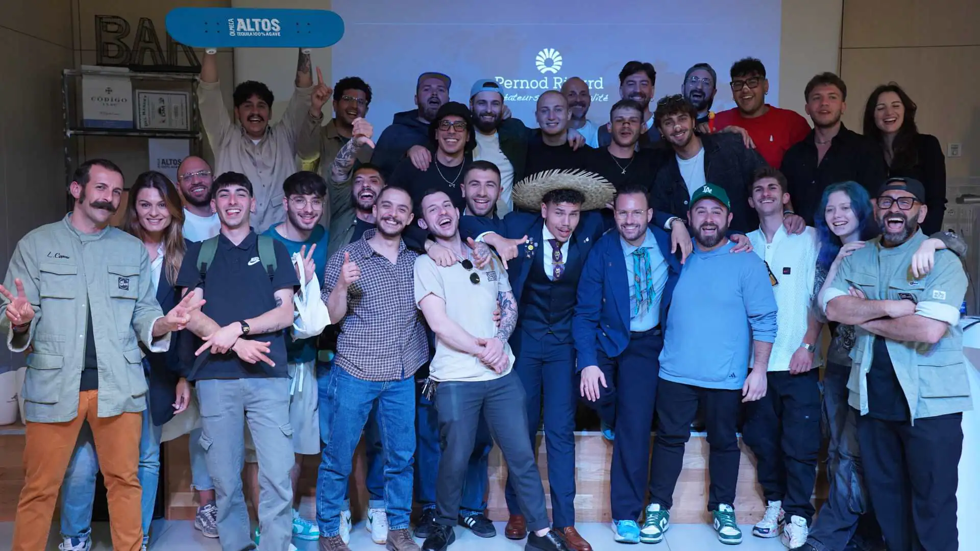 Foto di gruppo dei partecipanti al The Clubbing con Alejandro Mazza e i brand ambassador Pernod Ricard | Ad Horeca