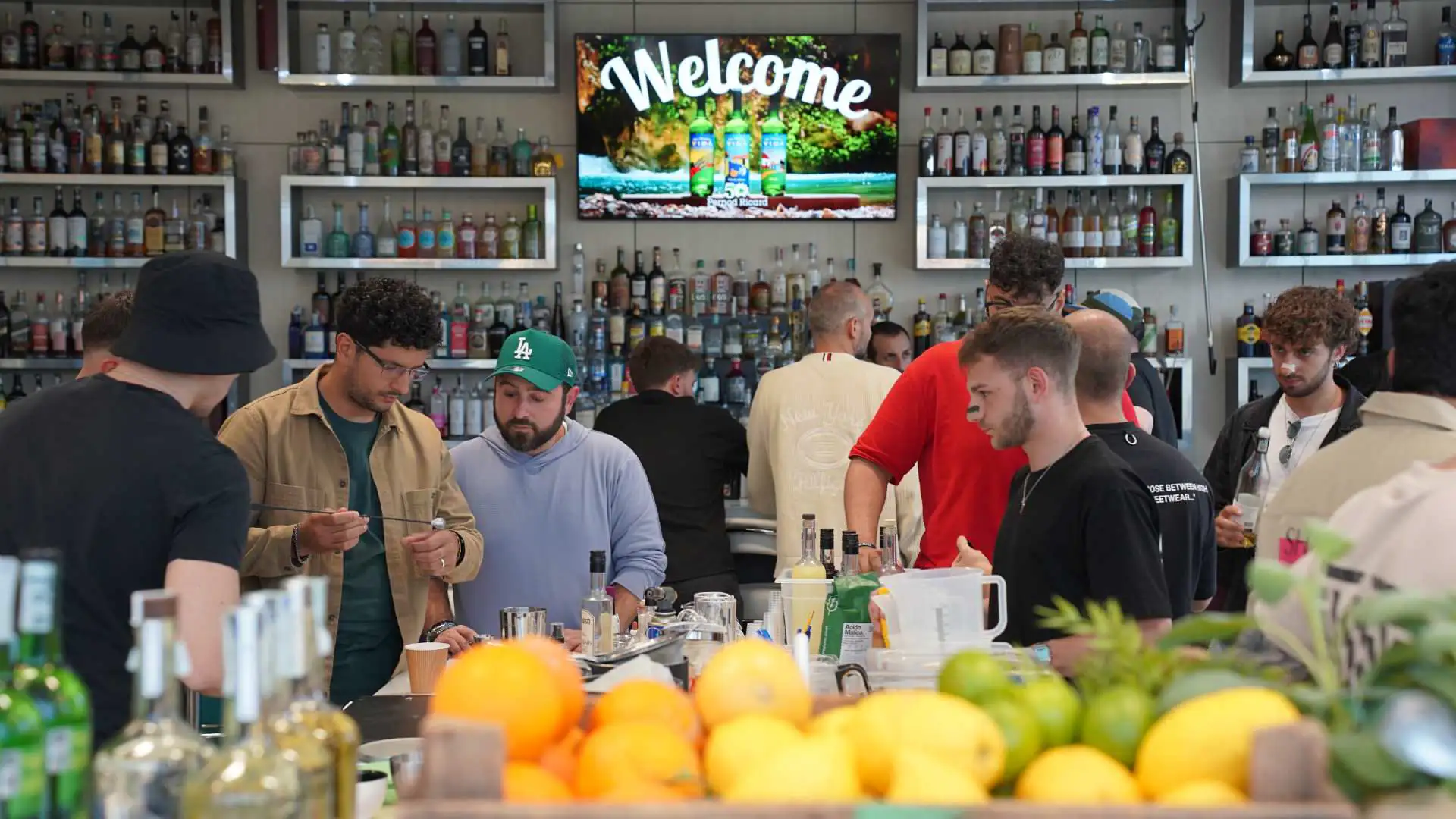 Bartender al lavoro durante la sessione pratica del The Clubbing con prodotti Altos e ingredienti freschi | Ad Horeca