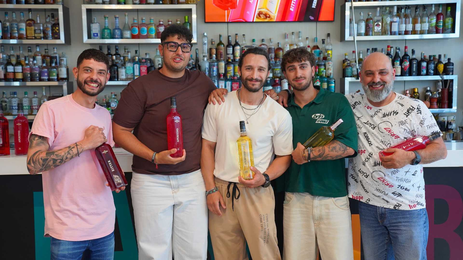 Igor Tuliach con i vincitori del Lab Ad Horeca e le bottiglie Gamondi