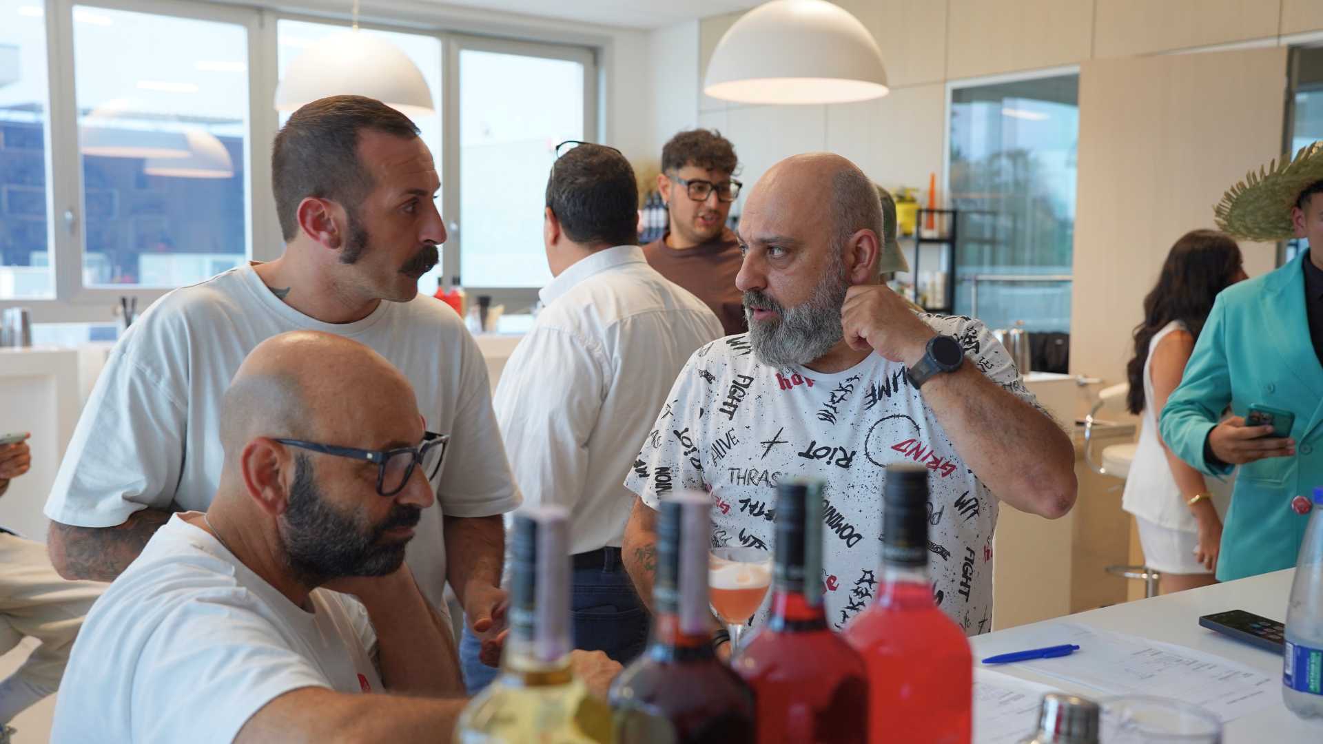 Igor Tuliach con lo staff di Ad Horeca durante una sessione dedicata a Gamondi