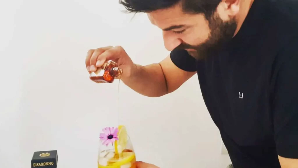 Sebastiano Vuolo prepara un cocktail con Disaronno per Ad Horeca People e ILLVA