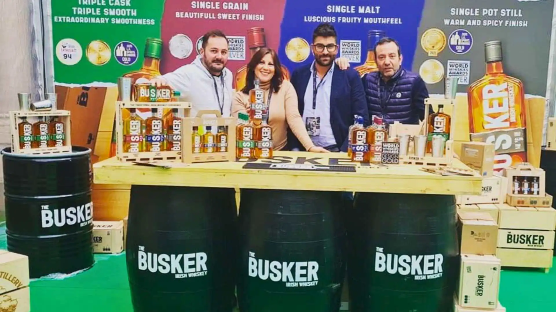 Sebastiano Vuolo con lo staff ILLVA allo stand The Busker Irish Whiskey in Ad Horeca People