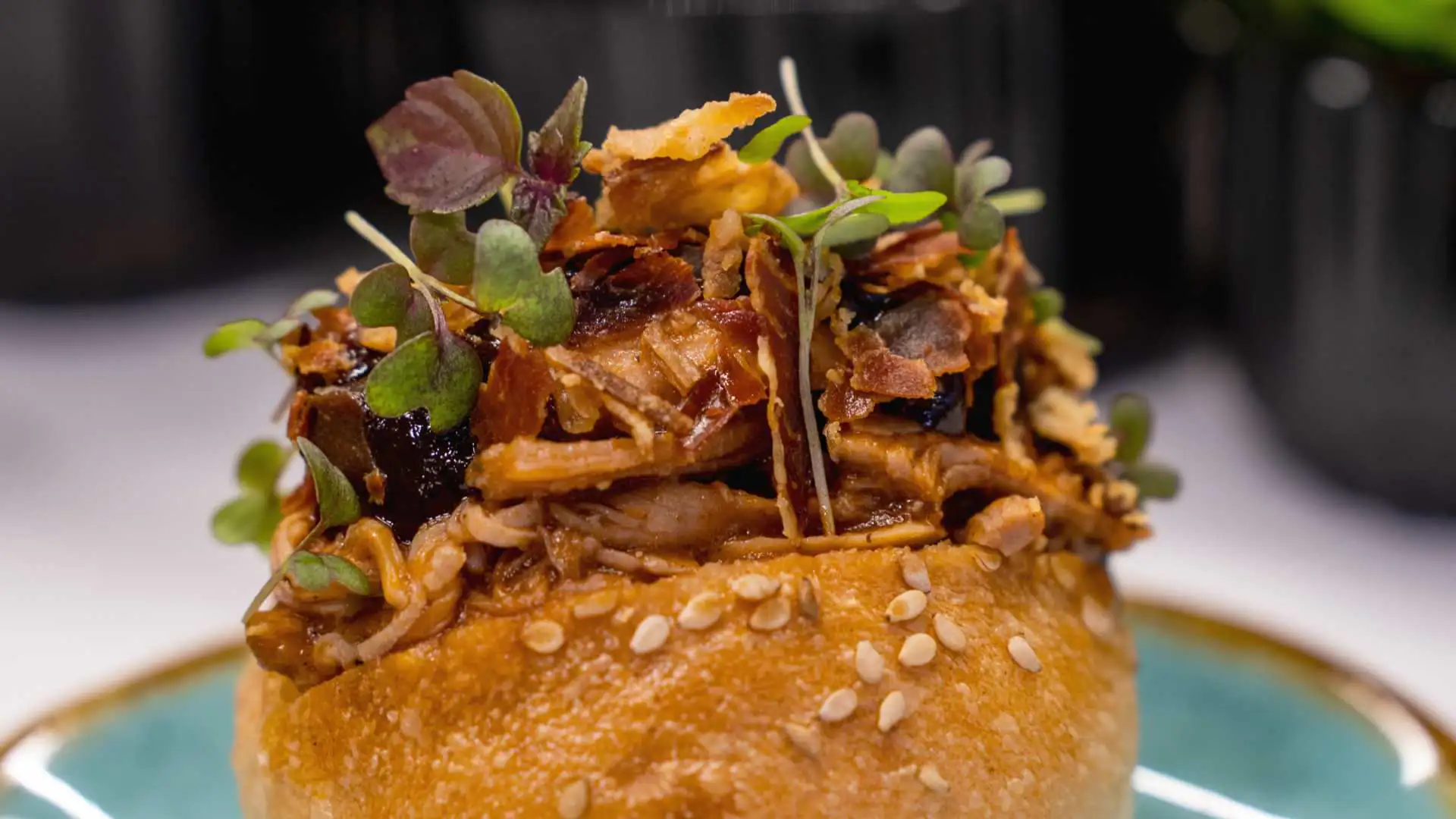 Panino gourmet realizzato con prodotti alimentari semilavorati Demetra e ingredienti freschi