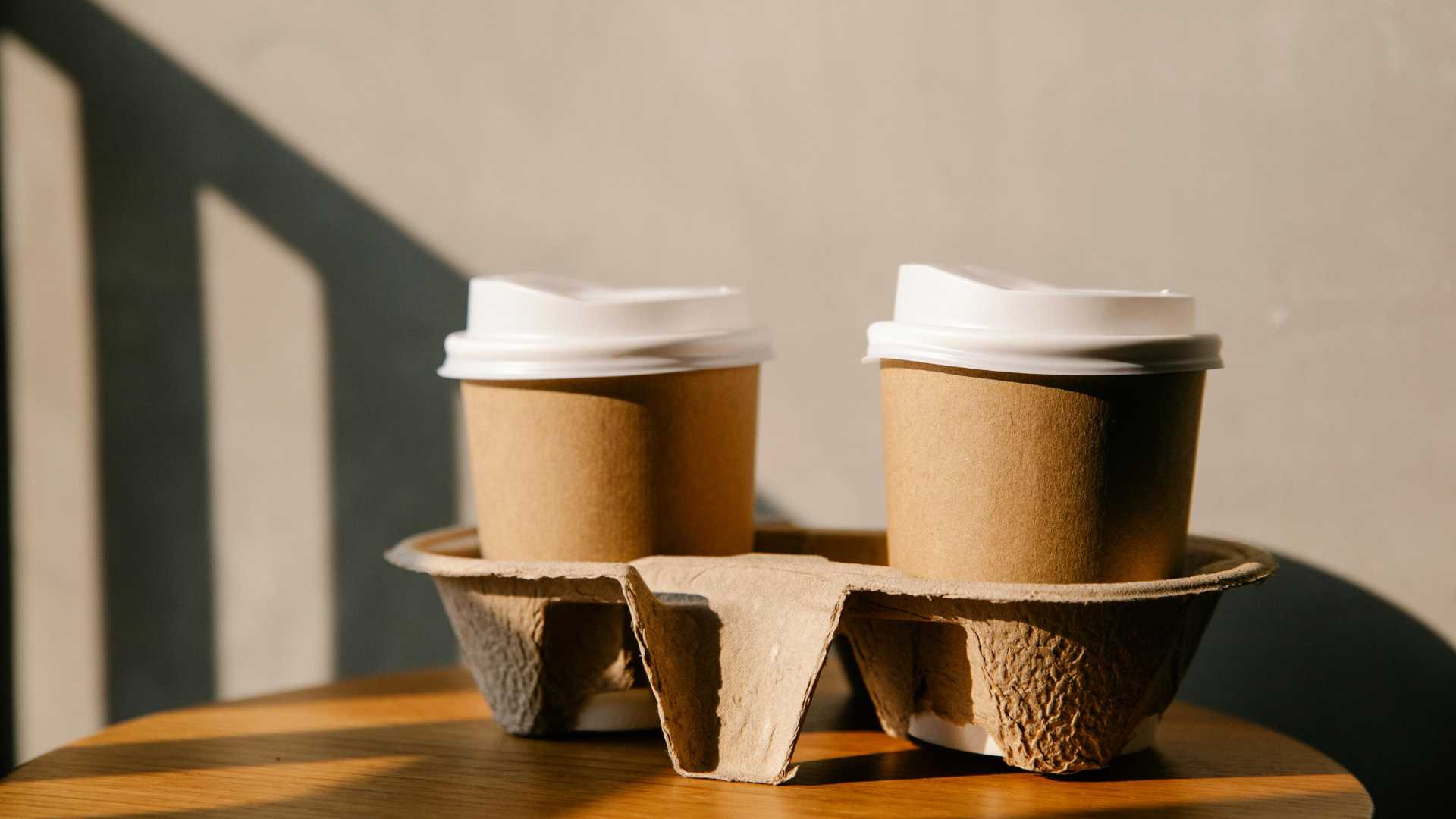 Imballaggi compostabili per il take-away nel settore Ho.Re.Ca.: bicchieri in carta con coperchi e portabicchieri sostenibili Eddycart | Ad Horeca