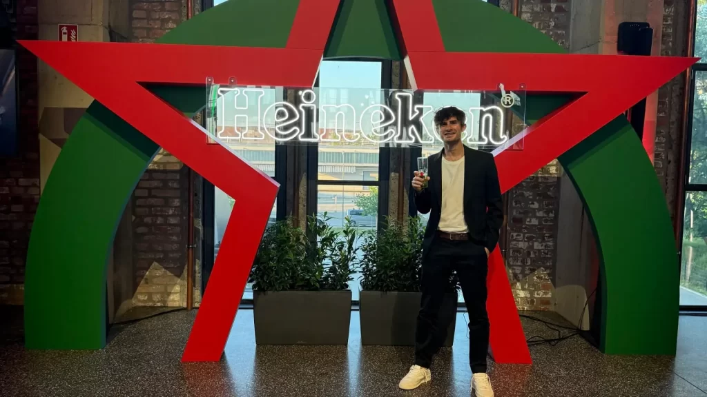 Antonio Oresta di Heineken Italia davanti all’iconica stella rossa Heineken durante un evento Ad Horeca People | Ad Horeca