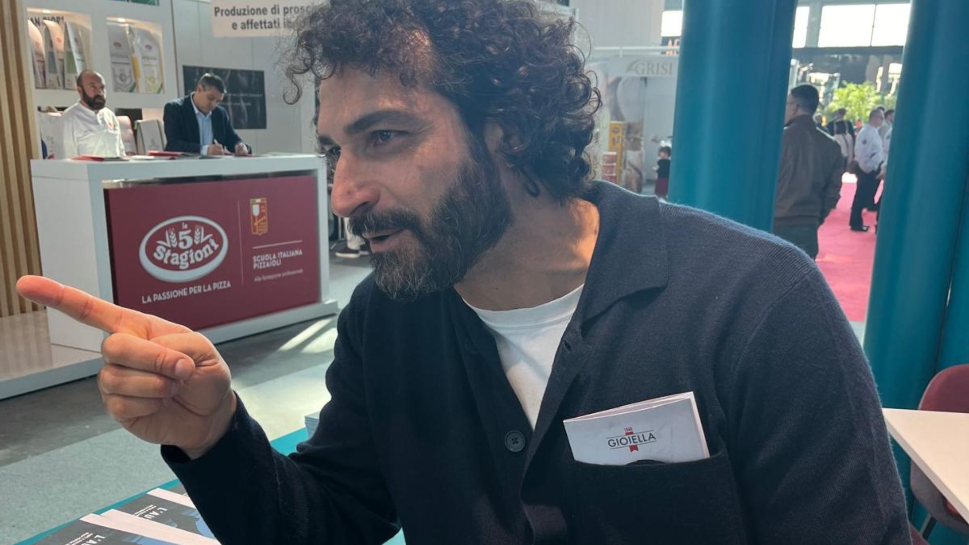 Carmine di Gioiella intervistato per Ad Horeca People durante un momento dedicato ai prodotti caseari